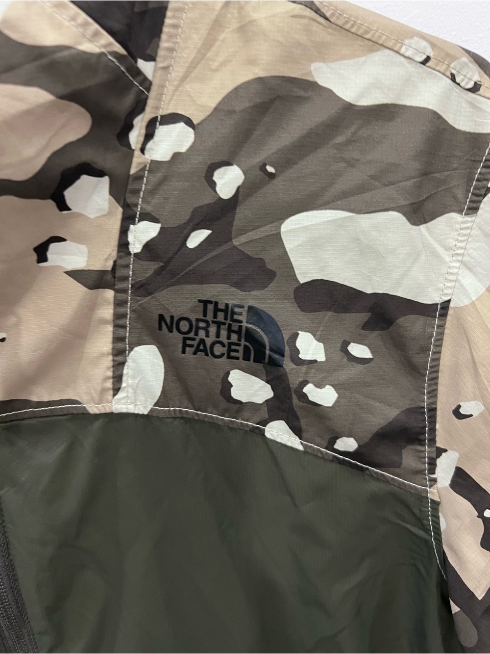 The North Face Boys Packable Windbreaker Anorak Jacket Camo Green Size XL 18/20 - Picture 2 of 8